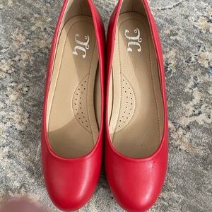 NEW JG Women’s cherry red comfort pumps.